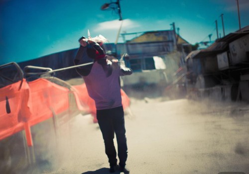 方面，我需要一个吸引人的标题，能够引起读者的兴趣。考虑到眼周比例协调这个主题，可能结合一些关键词，比如黄金比例、眼部美学、自然美等。标题要简洁明了，同时传达出专业性和实用性