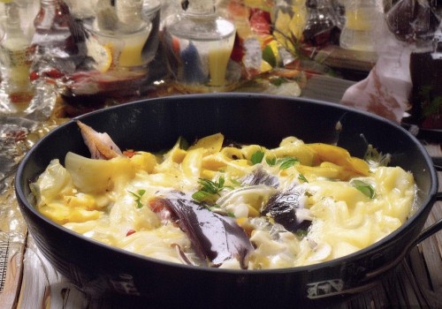 好，我现在需要帮用户写一篇关于如何改善下垂眼皮的文章，标题是不想动刀如何改善下垂眼皮？首先，我得理解用户的需求。他们可能因为不想动手术或者担心恢复期较长，所以想通过自然的方法来解决下垂眼皮的问题