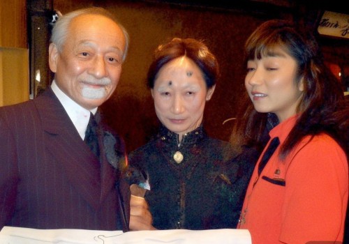 好，我现在需要帮用户写一篇关于眼鼻综合整形的文章。首先，我得理解用户的需求。用户可能是一个自媒体作者，需要一篇详细的文章，标题和内容都要写，而且内容不少于998个字