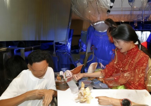 好，我现在需要帮用户写一篇关于双眼皮术后多久能化妆戴美瞳的文章。用户是自媒体作者，所以文章需要吸引人，内容要详细且实用