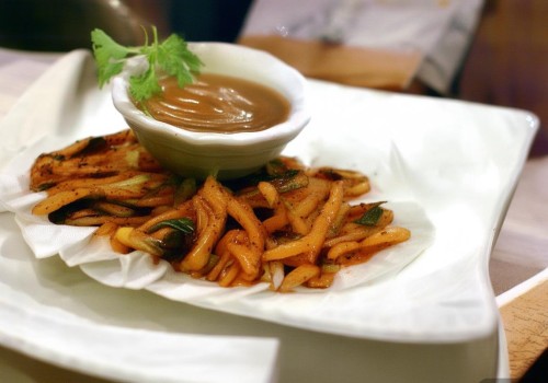 好，我现在需要帮用户写一篇关于网红眼整形的文章。首先，我得理解用户的需求。用户是自媒体作者，所以文章需要吸引人，内容要详细且有深度。标题已经给出，接下来是不少于801字的文章内容