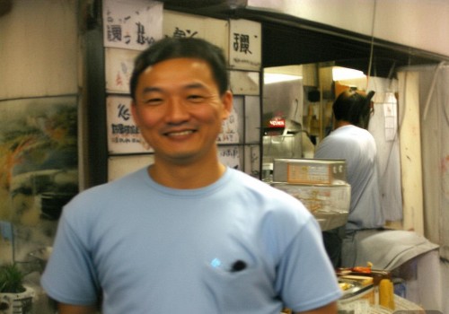 好，我现在需要帮用户写一篇关于男士眼整形的文章。首先，我得理解用户的需求。用户可能是一个自媒体作者，所以文章需要吸引读者，同时提供有价值的信息