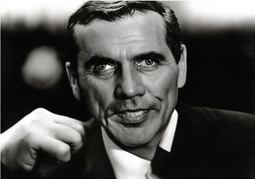 好，我现在要帮用户写一篇关于甲亢导致的突眼能整形改善吗？的文章。首先，我需要理解用户的需求。用户可能是一个自媒体作者，需要一篇详细的文章，标题和内容都要写，字数不少于988个字