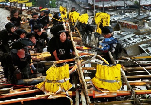 好，我现在需要帮用户写一篇关于微创眼整形的文章。首先，我得理解用户的需求。用户给了一个标题微创眼整形，从选择到恢复的全过程，看起来他们希望文章详细解释这个过程，包括选择、手术、恢复等等