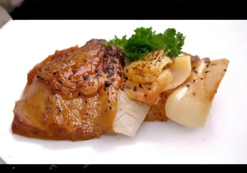 好，我现在要写一篇关于公立医院和私立机构价格差的文章。首先，我需要明确文章的标题，可能需要一个吸引人的标题，比如公立医院与私立机构，价格差异背后的真相