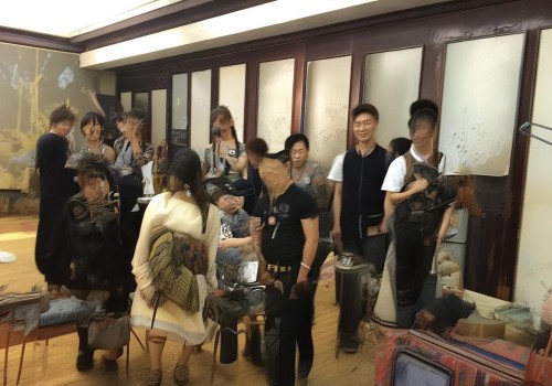 方面，我需要一个吸引人的标题，能够引起读者的兴趣。考虑到眼周比例协调这个主题，可能结合一些关键词，比如黄金比例、眼部美学、自然美等。标题要简洁明了，同时传达出专业性和实用性