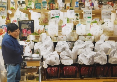 好，我现在需要帮用户写一篇关于男士眼整形的文章。首先，我得理解用户的需求。用户可能是一个自媒体作者，需要一篇不少于881字的文章，标题和内容都要写出来