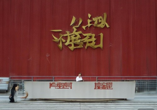 好，我现在需要帮用户写一篇关于额肌悬吊的自媒体文章。首先，我得弄清楚用户的需求是什么。用户可能是一个自媒体作者，需要一篇不少于901字的文章，标题已经给出是额肌悬吊，解码面部表情背后的肌肉语言