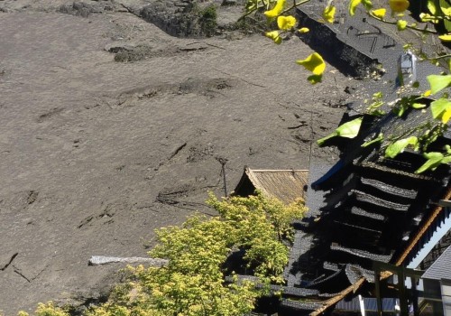 好，我现在需要帮用户写一篇关于线雕的文章。首先，用户是自媒体作者，所以文章需要吸引人，内容要专业但易懂。用户给的指令是先写标题，再写不少于872个字的文章内容。输入是线雕，所以我得先确定标题