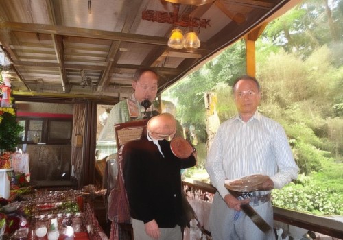 好，我现在需要帮用户写一篇关于开眼角的自媒体文章。首先，我得理解用户的需求。用户可能是一个自媒体作者，想要一篇详细的文章，标题和内容都要写出来，而且内容不少于824个字