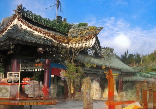 好，我现在需要帮用户写一篇关于玻尿酸填充泪沟的文章。首先，我得理解用户的需求。用户可能是一个自媒体作者，所以文章需要吸引人，内容要详细且有实用价值