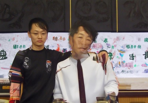 好，我现在需要帮用户写一篇关于玻尿酸填充泪沟的文章。首先，我得理解用户的需求。用户可能是一个自媒体作者，所以文章需要吸引人，内容要详细且有实用价值