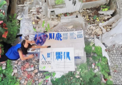 好，用户给了我一个关键词眼周紧致，让我写一篇自媒体文章。首先，我需要理解用户的需求。他们可能是一个关注护肤或美容的自媒体作者，想要分享关于眼周皮肤护理的内容。用户希望文章标题和至少914个字的内容