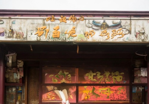 好，我现在需要帮用户写一篇关于眼鼻综合整形的文章。首先，我得理解用户的需求。用户可能是一个自媒体作者，需要一篇详细的文章，标题和内容都要写，而且字数不少于969个字