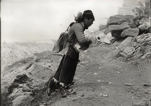 好，我现在需要帮用户写一篇关于上海眼整形的文章。首先，我得理解用户的需求。用户可能是一个自媒体作者，需要一篇不少于858字的文章，标题和内容都要写出来