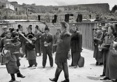 好，我现在要帮用户写一篇关于甲亢导致的突眼能整形改善吗？的文章。首先，我得理解用户的需求。用户可能是一个自媒体作者，需要一篇详细的文章，标题和内容都要写出来，字数不少于856个