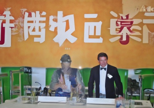 好，我现在需要帮用户写一篇关于去眼袋的文章。用户是自媒体作者，所以文章需要吸引人，内容要详细，不少于860字。首先，我得确定文章的结构，可能分为几个部分，比如眼袋的原因、选择的方法、注意事项等等