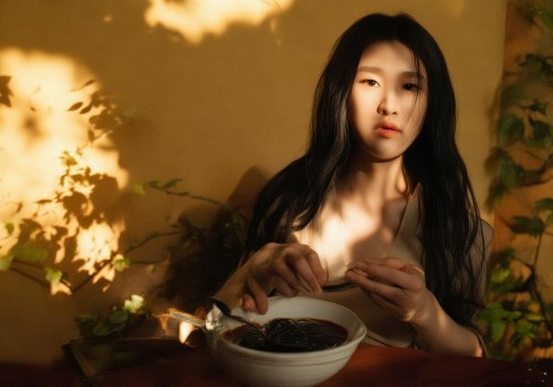 嗯，用户问的是吃酱油真的会让疤痕变黑吗？首先，我得分析一下这个问题。疤痕变黑听起来挺神奇的，酱油是一种调味品，主要成分是蛋白质和氨基酸，对吧？那疤痕真的能被这些成分影响吗？