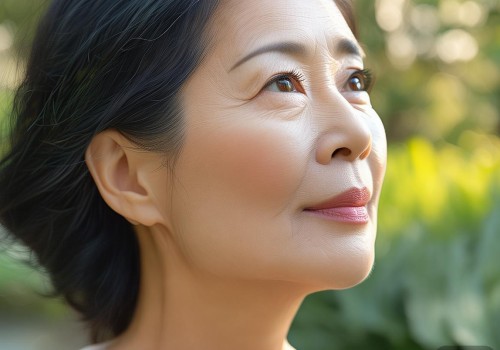 嗯，用户的问题是关于40岁以上的人做双眼皮是否容易显假。首先，我需要分析这个用户的需求。他们可能正在考虑做双眼皮手术，担心年龄大会不会影响效果。所以，我需要从多个方面来解答这个问题，确保用户全面了解