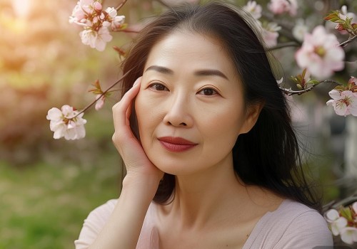 心理因素也不能忽视，年龄大了，恢复期较长，心理压力大，可能影响手术的接受度。所以，我需要建议用户选择适合自己的手术方式，比如自然双眼皮，同时强调术后护理的重要性，以及定期复查的重要性