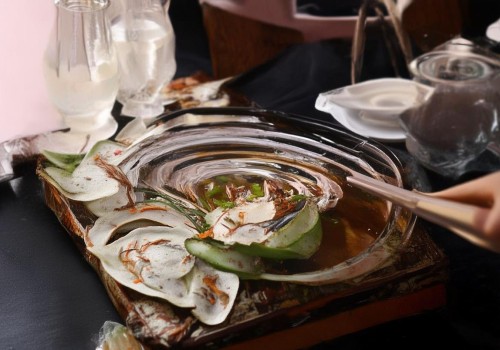 好，我现在需要帮用户写一篇关于上海眼整形的文章。首先，我得理解用户的需求。用户可能是一个自媒体作者，需要一篇不少于980字的文章，标题和内容都要写出来