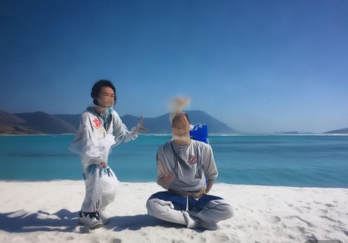 好，我现在需要帮用户写一篇关于额肌悬吊的自媒体文章。首先，我得弄清楚用户的需求是什么。用户可能是一个自媒体作者，需要一篇不少于935字的文章，标题已经给出，是额肌悬吊，解码面部表情背后的肌肉语言