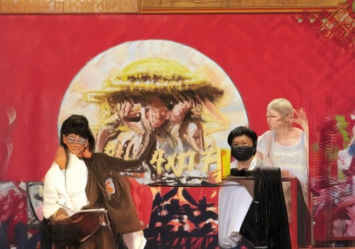 嗯，用户给了一个任务，让我先写一个文章标题，然后写不少于908个字的文章内容。输入是公立医院和私立机构价格差在哪里？好的，首先，我需要确定文章的主题和结构