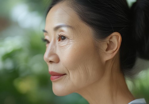 老年人眼袋的形成原因及改善方法